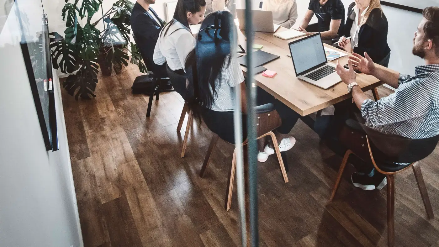 Equipe reunida em uma mesa de trabalho